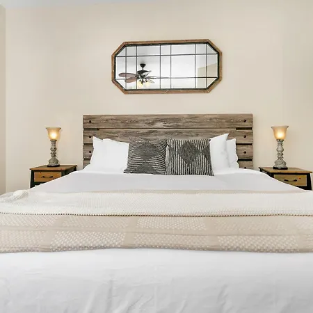 Appartamento Main Street Retreat #17 - On Main, King Bed, Shared Hot Tub And Pool